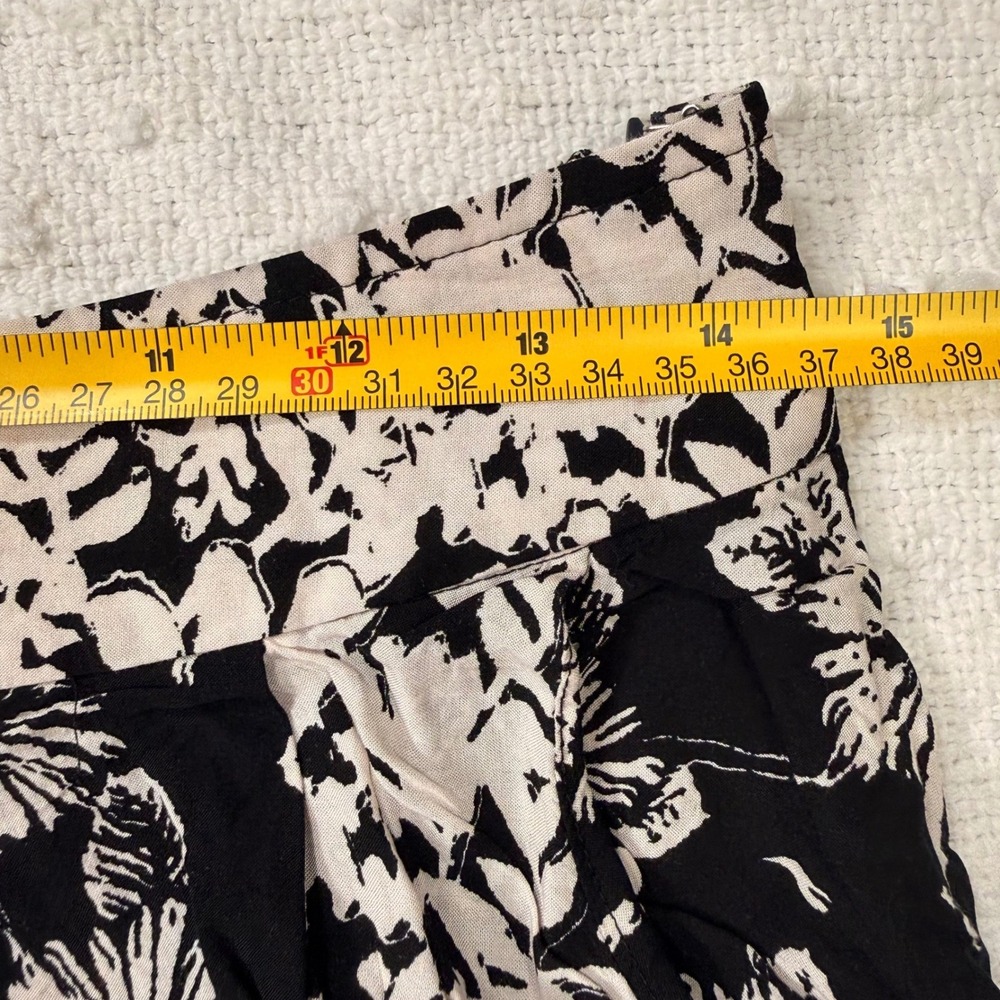 Free People Black White Floral Surplice Crop Top Boho Sleeveless Blouse Size 6 - Picture 7 of 8